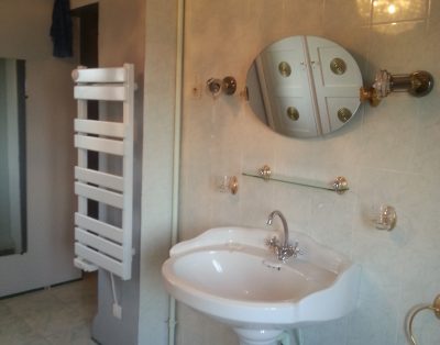 chambre avec salle de bain privée dans château