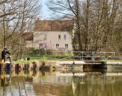 Gite de pêche au bord du canal de Briare