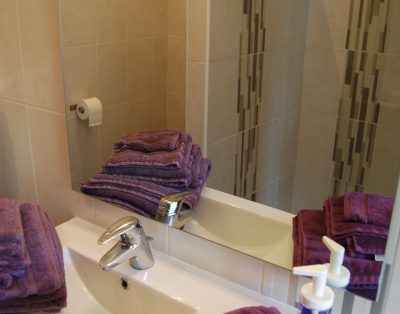 5 appartements individuels confortables à deux chambres, cuisine équipée et sdb privatif