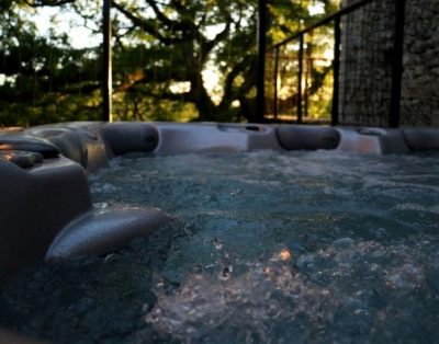 GITE 10 PERSONNES AVEC SPA PRIVATIF EN TERRASSE + ACCES PISCINE ABRITEE